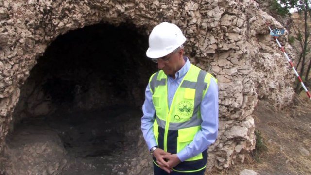 3 bin yıllık kaya mezarları gün yüzüne çıkarılıyor
