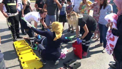 Vatandaşlar yaralı başında şemsiye nöbeti tuttu