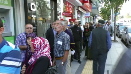 Emeklilerin metrelerce konut kuyruğu...Banka kapısında birbirleri ile yarıştılar