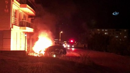 Park halindeki otomobil alev aldı, komşular araçlarını son anda kurtarabildi