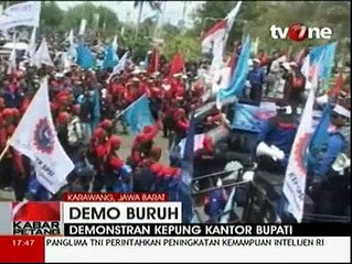 Ribuan Buruh Kepung Kantor Pemda Karawang Tuntut Kenaikan Upah