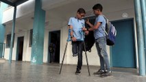 Filistinli çocuk aylar önce koşup oynadığı okuluna tek bacağıyla başladı - GAZZE