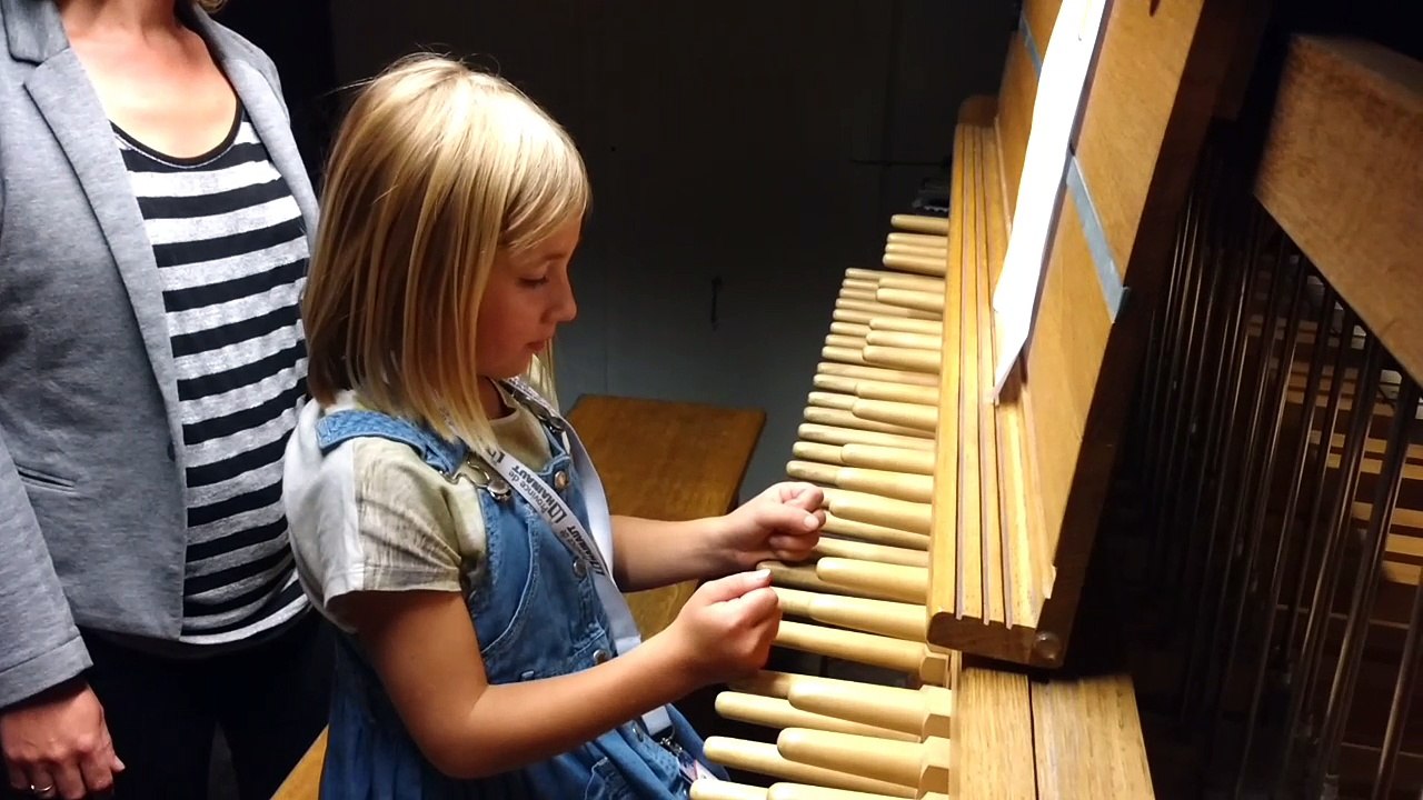 Violette joue du carillon dans le Beffroi de Tournai