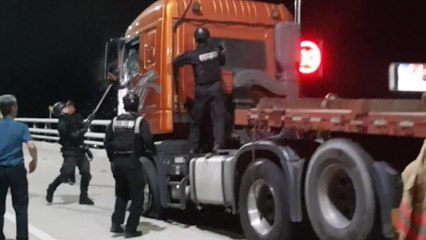 미숙한 경찰 대응에 5시간 동안 막힌 8km 해상도로 / YTN