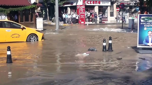 Ana su borusu patladı, iş yerlerini su bastı - UŞAK