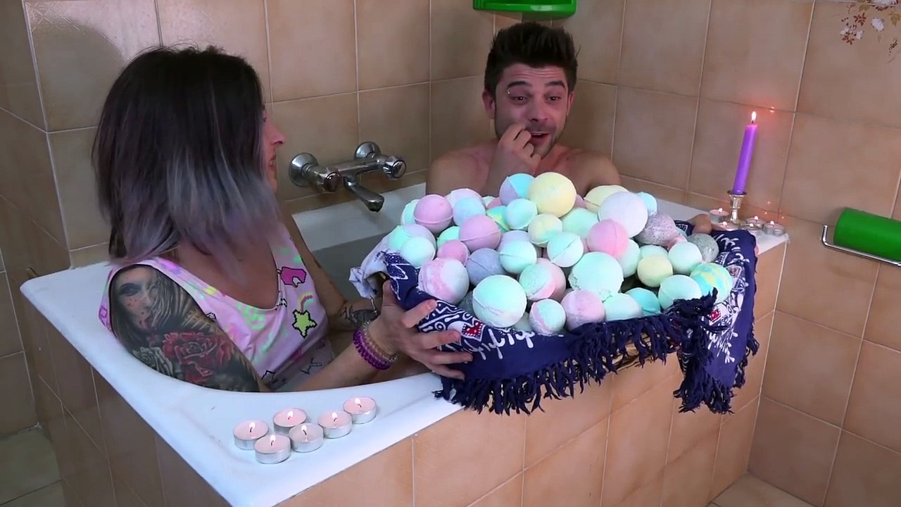 BATH BOMBS CHALLENGE - BAGNO CON 100 BATH BOMBS