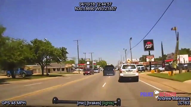 Un suspect en fuite prend d'énormes risques pour échapper à la police