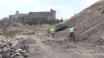Urartu ve Roma Dönemi Kaya Mezarları Gün Yüzüne Çıkarıldı
