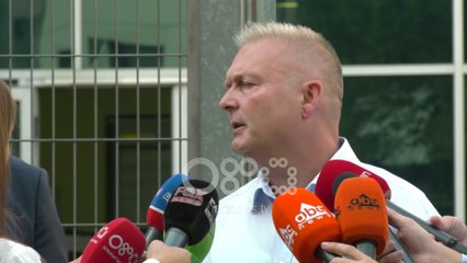 Ora News - Shtyhet për herë të tetë pretenca për Shullazin, Avokati: Prokurorët kanë frikë
