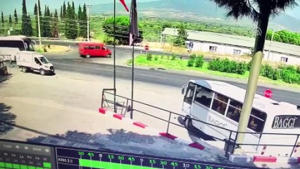 Trafik kazası: 2 yaralı - MANİSA