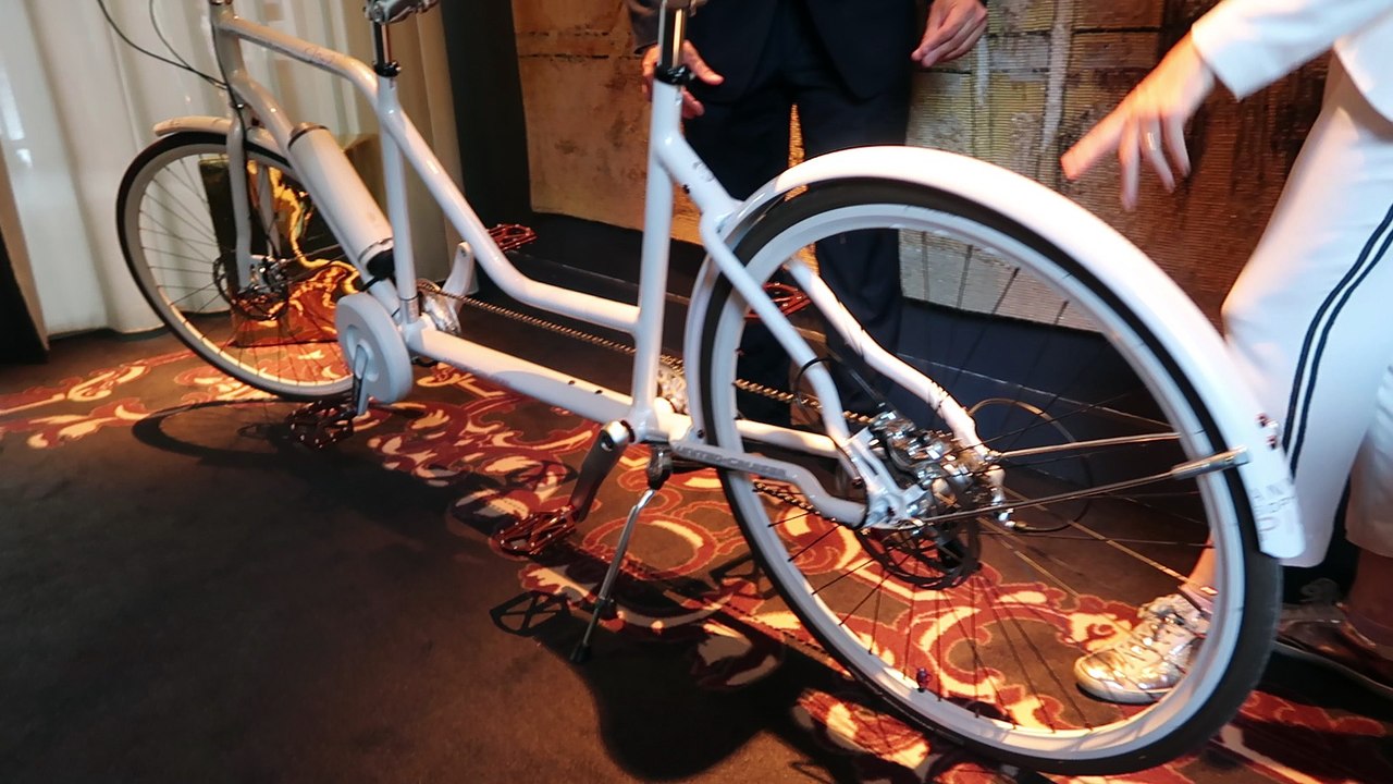 Quand la chef Anne-Sophie Pic découvre un vélo dessiné pour elle