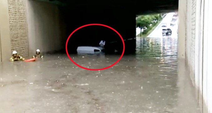 İstanbul'da Şiddetli Yağış! Bazı Araçlar Alt Geçitte Mahsur Kaldı