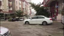 İstanbul'da Şiddetli Yağış! Vatandaşlar Sel Basan Evlerindeki Suları Kovalarla Boşalttı