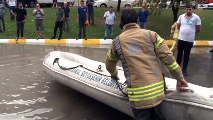 Alt geçitte mahsur kalan vatandaşları itfaiye botlarla kurtardı