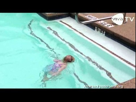 Aksi Lincah Bayi 16 Bulan di Kolam Renang