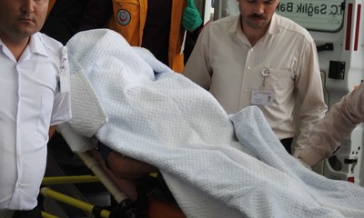 Sağlık görevlilerine saldıran adam vuruldu, seken kurşunla polis yaralandı