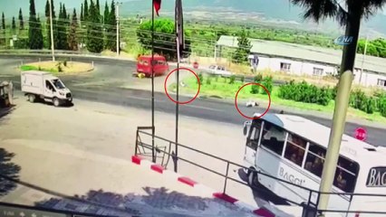 Otomobille çarpışan motosikletli metrelerce uzağı fırladı... O anlar kamerada