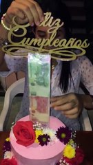 Cette fille a une très très grosse surprise dans son gâteau d’anniversaire