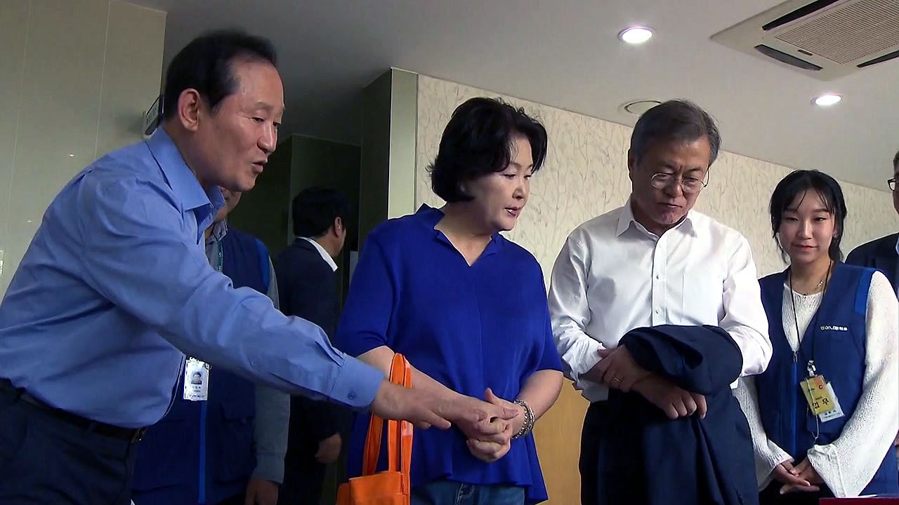 문재인 대통령 부부, 추석 직거래 장터 방문 / YTN