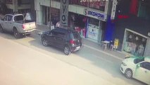 Bursa Gelin Arabası Gibi Süslediği Otomobille Gelip Kuyumcuyu Soymaya Kalktı - Güvenlik Kamerası