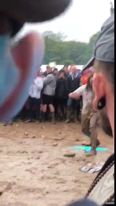 Catch de boue à un festival