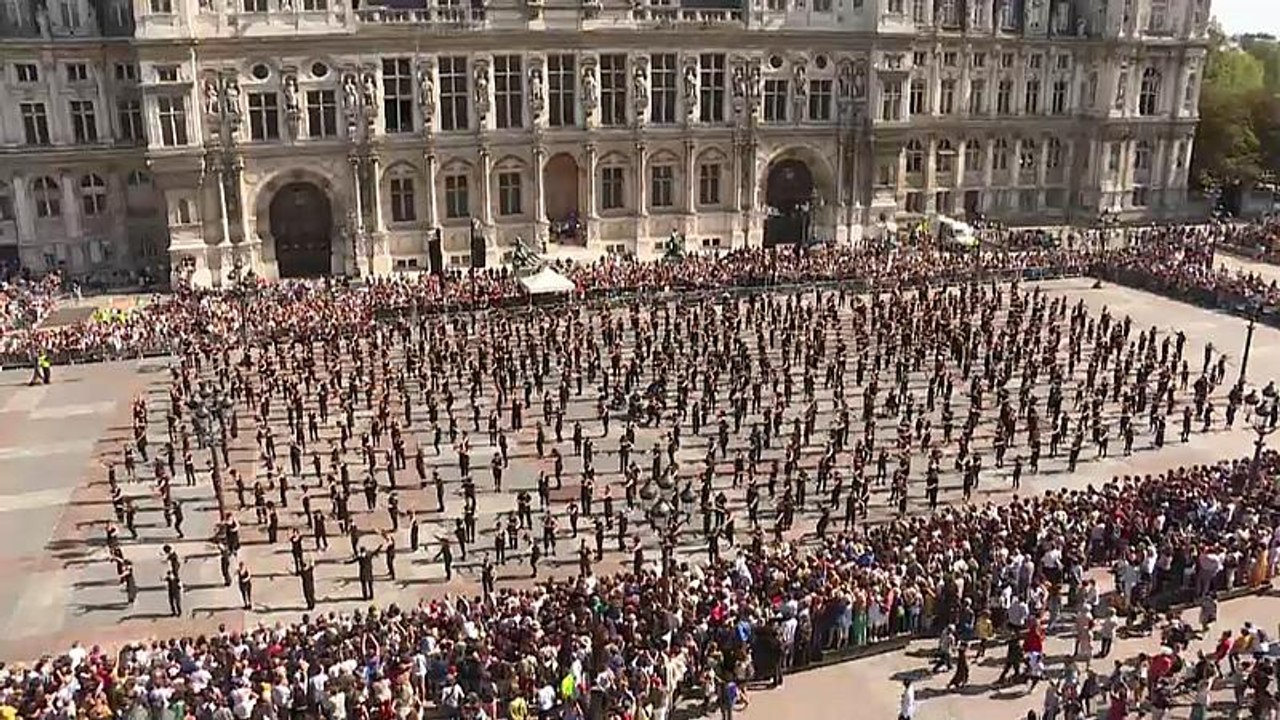 700 dancers perform Akram Khans work in WW1 tribute