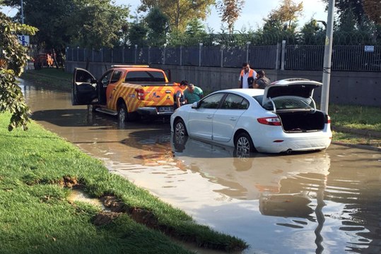 Ataköy'de Alt Geçidi Su Bastı, Bir Araç Mahsur Kaldı