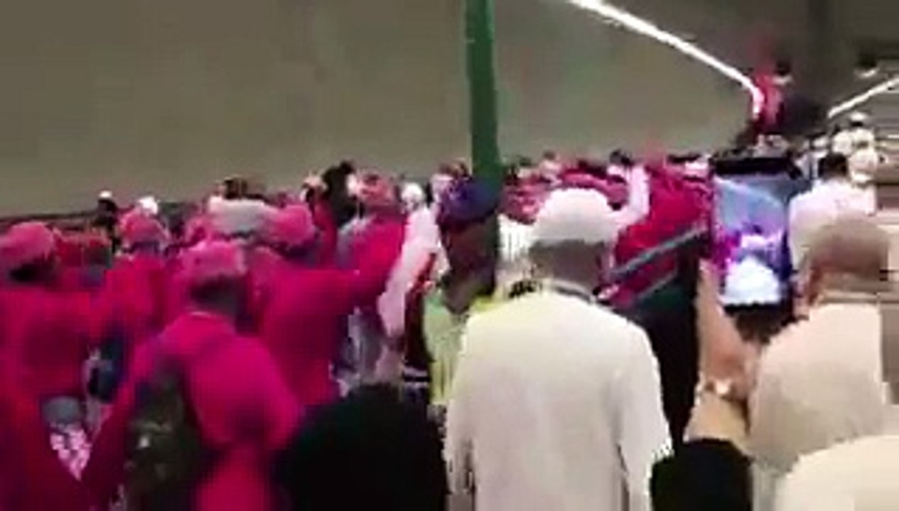 ‏لحظة إلتحام حجاج اندونيسا مع الحجاج السوريين بمكة المكرمة وترديد اناشيد دينية !!