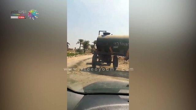 سيارات الصرف تفرغ حمولتها في ترعة بالفيوم