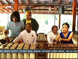Pakai Blangkon, Arjuna Main Gamelan