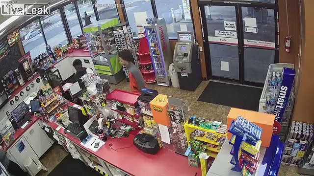 Crise cardiaque du vendeur - ils volent le magasin et en profitent !