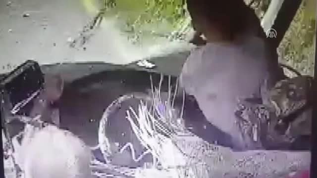 Otomobil ile Özel Halk Otobüsünün Çarpıştığı Kazanın Güvenlik Kamerası Görüntüleri - Manisa