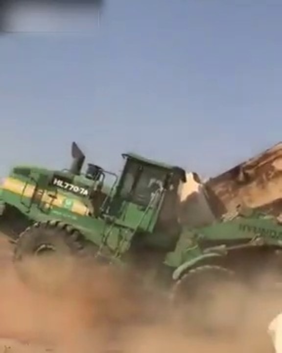 Un ouvrier idiot détruit un édifice en béton en fonçant dessus avec son engin
