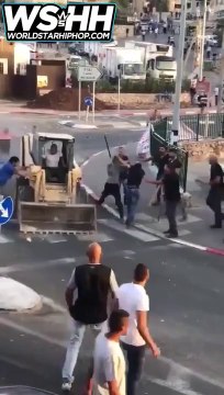 Il débarque en bulldozer pour calmer tout le monde