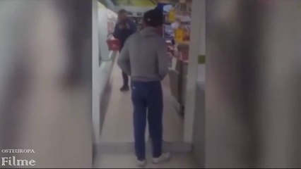 Betrunkener Mann im Spiegel