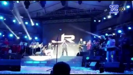 Jerry Rivera se recupera de la cirugía luego de la caída que sufrió en la elección de la Reina de Milagro