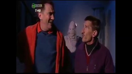 ChuckleVision - S15, E3: Keeping It Under Wraps