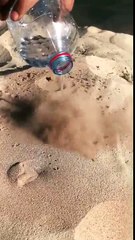 Verser de l'eau sur du sable brulant