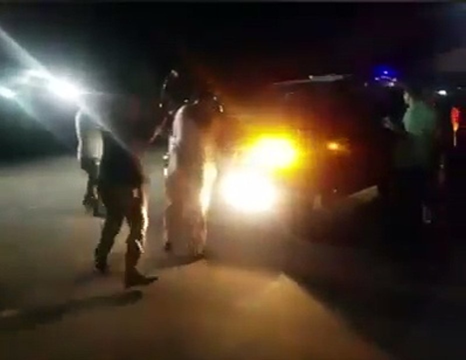 Adiala Jail Se Bahir Ate Hi Ek Shakhs Ne Nawaz Sharif Ki Gari Ke Agey Kia Kia ?