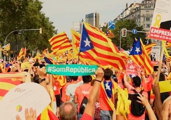 Скачать видео: Catalans Create 'Sound Wave' During March for Independence in Barcelona