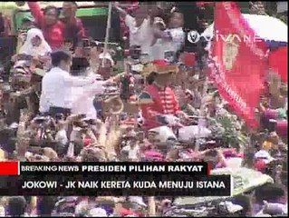 Jokowi Naik Kereta Kencana ke Istana