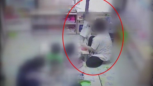 어린이집 보육 교사가 아이 얼굴 때려 / YTN