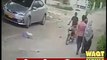 کراچی:گلشن حدید میں کچھ روز قبل ہونیوالی ڈکیتی کی سی سی ٹی وی فوٹیج وقت نیوز کو موصولفوٹیج میں دیکھا جاسکتا ہے کہ ملزمان ماں بیٹے کو لوٹ کر فرار ہوگئے