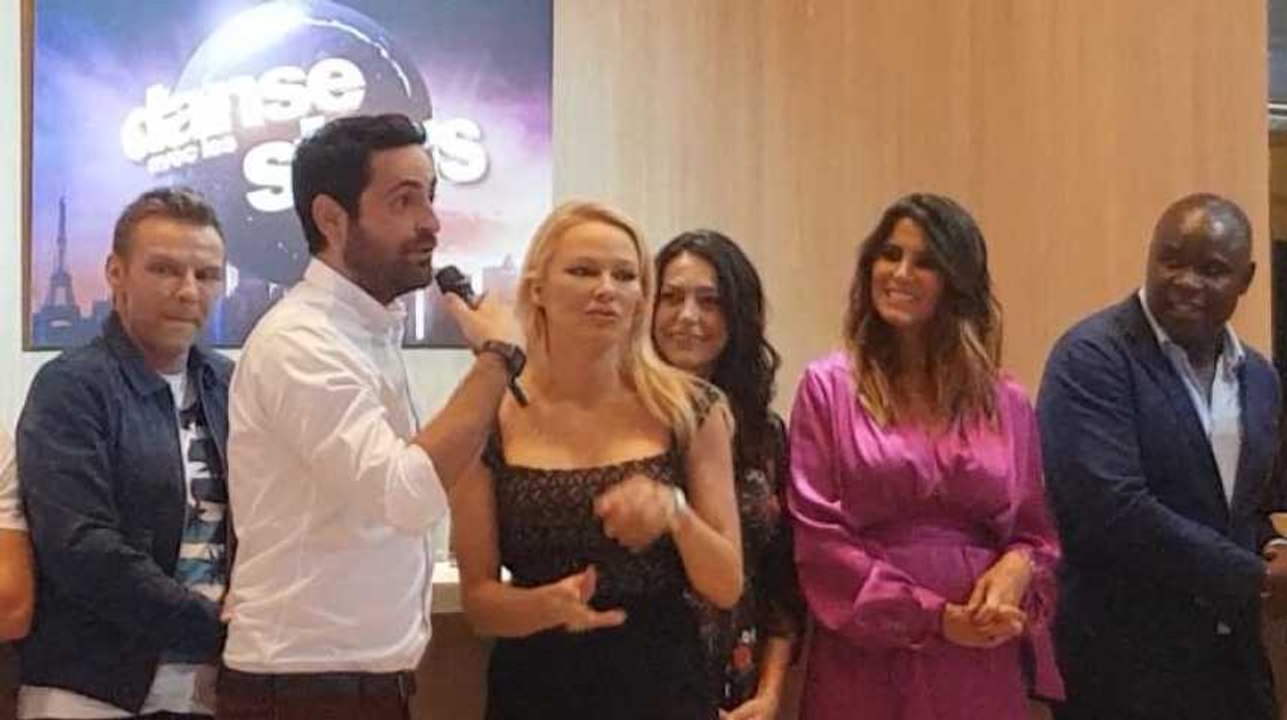 Camille Combal présente Pamela Anderson et les...
