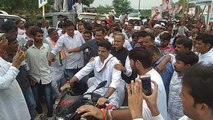 Rajasthan Election:Congress का Karauli में दिखा दम, जब Pilot संग Bike पर निकले Gehlot|वनइंडिया हिंदी