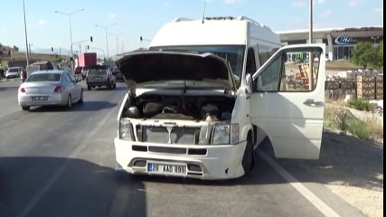 Otomobilin Çarptığı Minibüs Karşı Şeritte Araçla Çarpıştı: 8 Yaralı