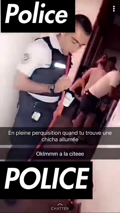 Un policier fume une chicha lors d'une perquisition.
