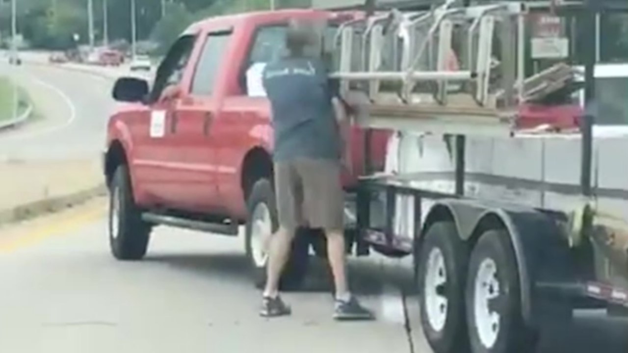 Un homme se fait mettre à terre par une échelle après un road rage