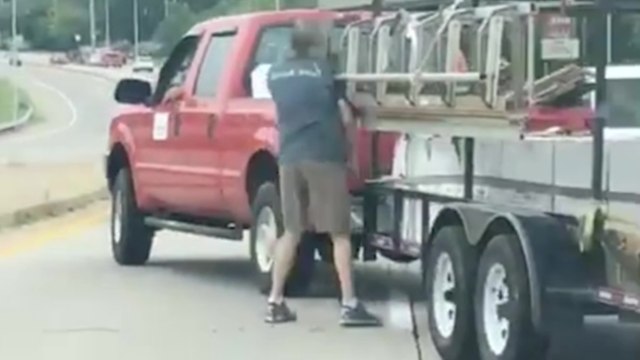 Un homme se fait mettre à terre par une échelle après un road rage