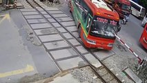 Un bus se crashe sur un passage à niveau alors qu'un train arrive